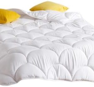 Traumschlaf Basic - Allergikergeeignete Ganzjahresdecke 135x200 cm - Atmungsaktiv & Feuchtigkeitsregulierend für Optimal